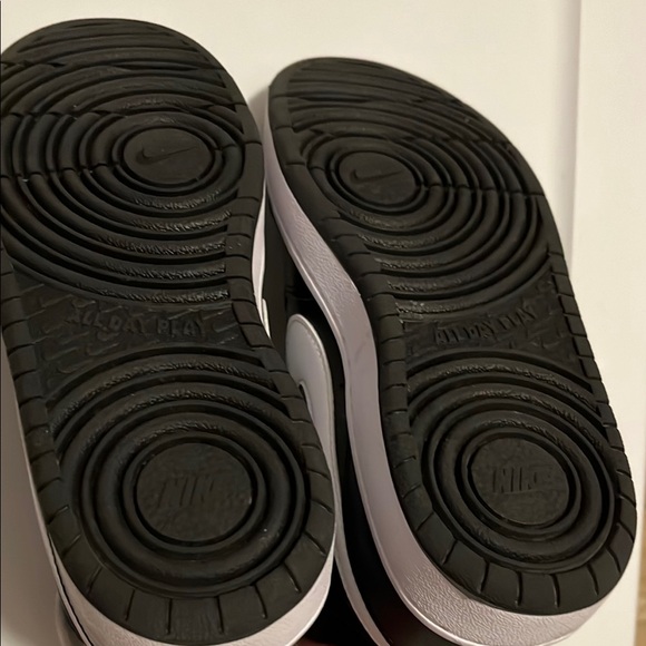 Nike Kids Black and White Shoes - Picture 6 of 7